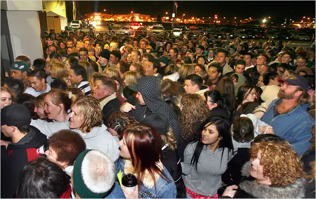 black friday crowd